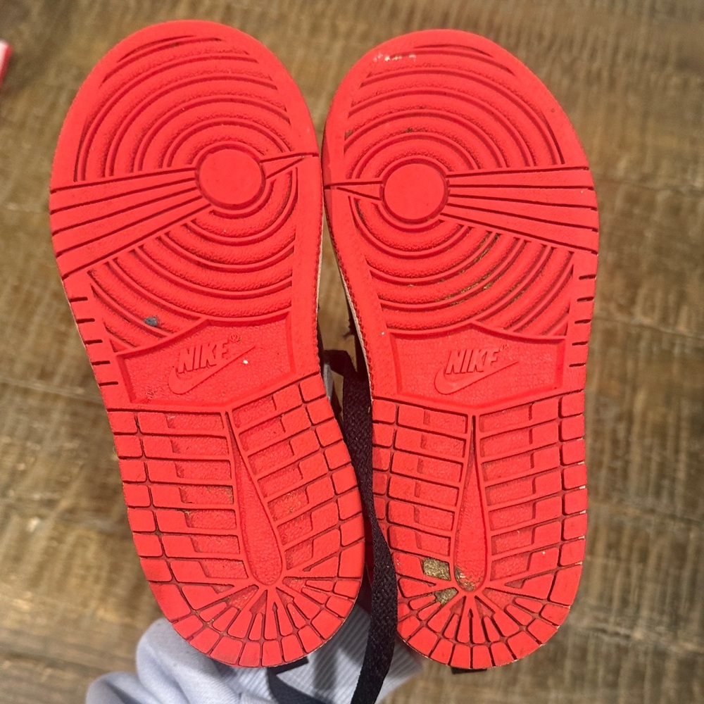 Kids Black and Red Sneakers Nike air Jordan 11 - Picture 3 of 4